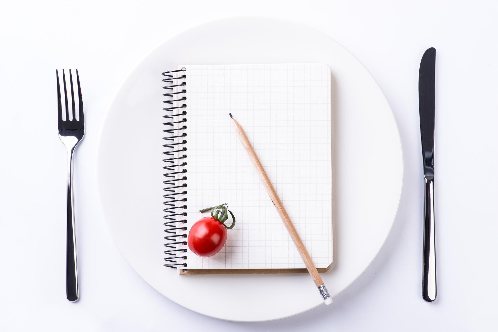 Zbliżenie na zastawę i notatki menu